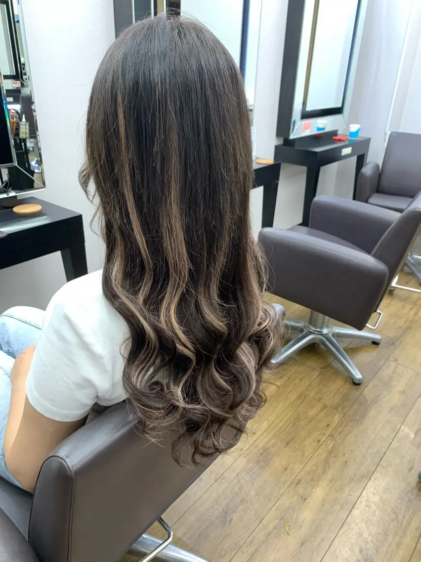 ロング 奥本 侑 髪質改善、ツヤ髪のヘアスタイル