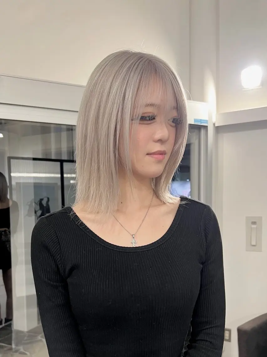 ミディアム カット ヘアカラー ハイトーン/ グレージュ/レイヤーのヘアスタイル