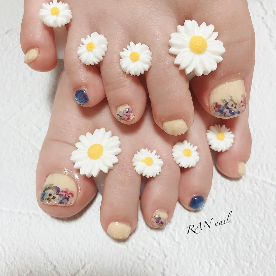 ネイル フラワーネイル フットネイル フレンチネイル 水色 オフィスネイル ハンドネイル フットネイル RAN nailのネイルデザイン