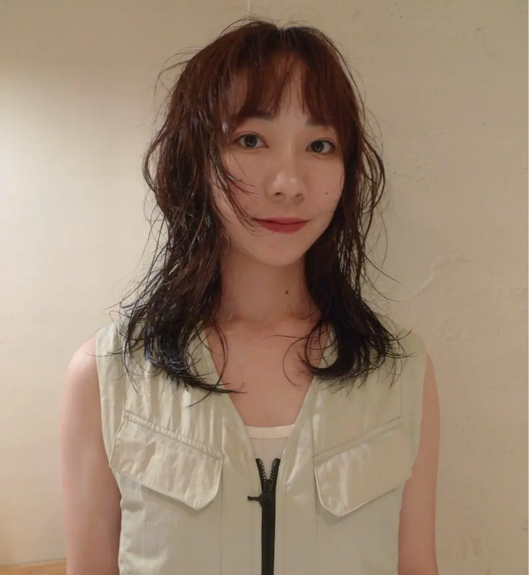 セミロング くせ毛 レイヤーカット ウルフカット ファッションに 溶け込むstyleのヘアスタイル