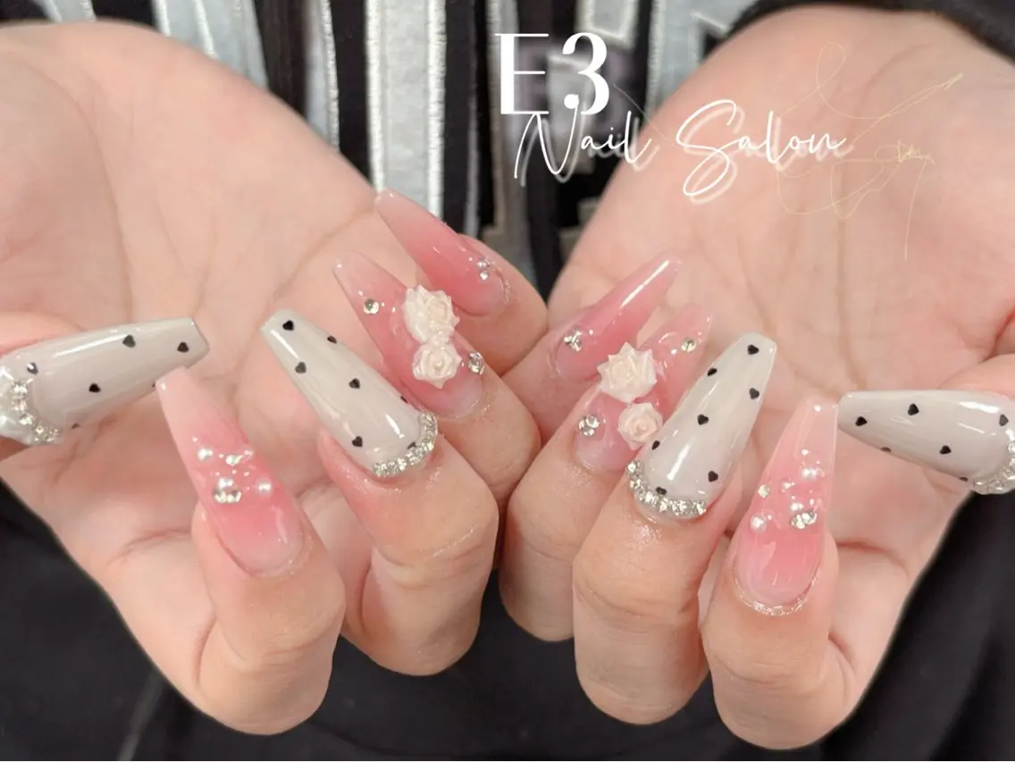 ネイル フレンチネイル ジェルネイル ガラスフレンチ グラデーション キラキラネイル ハンドネイル E3 Nail Salonのネイルデザイン