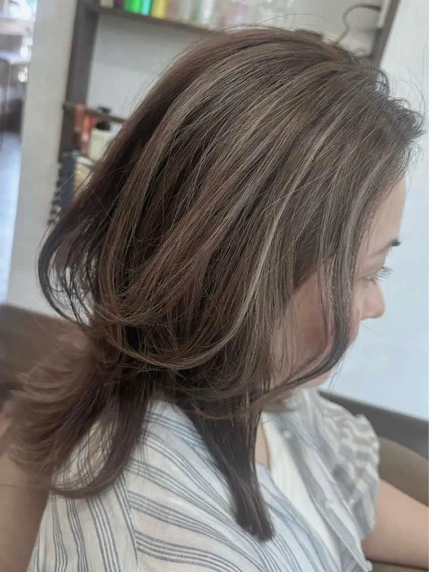 セミロング ハイライト 對比地 茜のヘアスタイル
