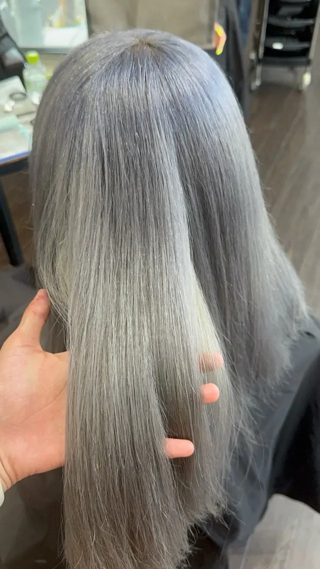 ロング カラー ブリーチ 透明感カラー ハイトーンカラー シルバー ヘアカラー Lima/ハイトー ン/ブリーチ/心斎橋のヘアスタイル