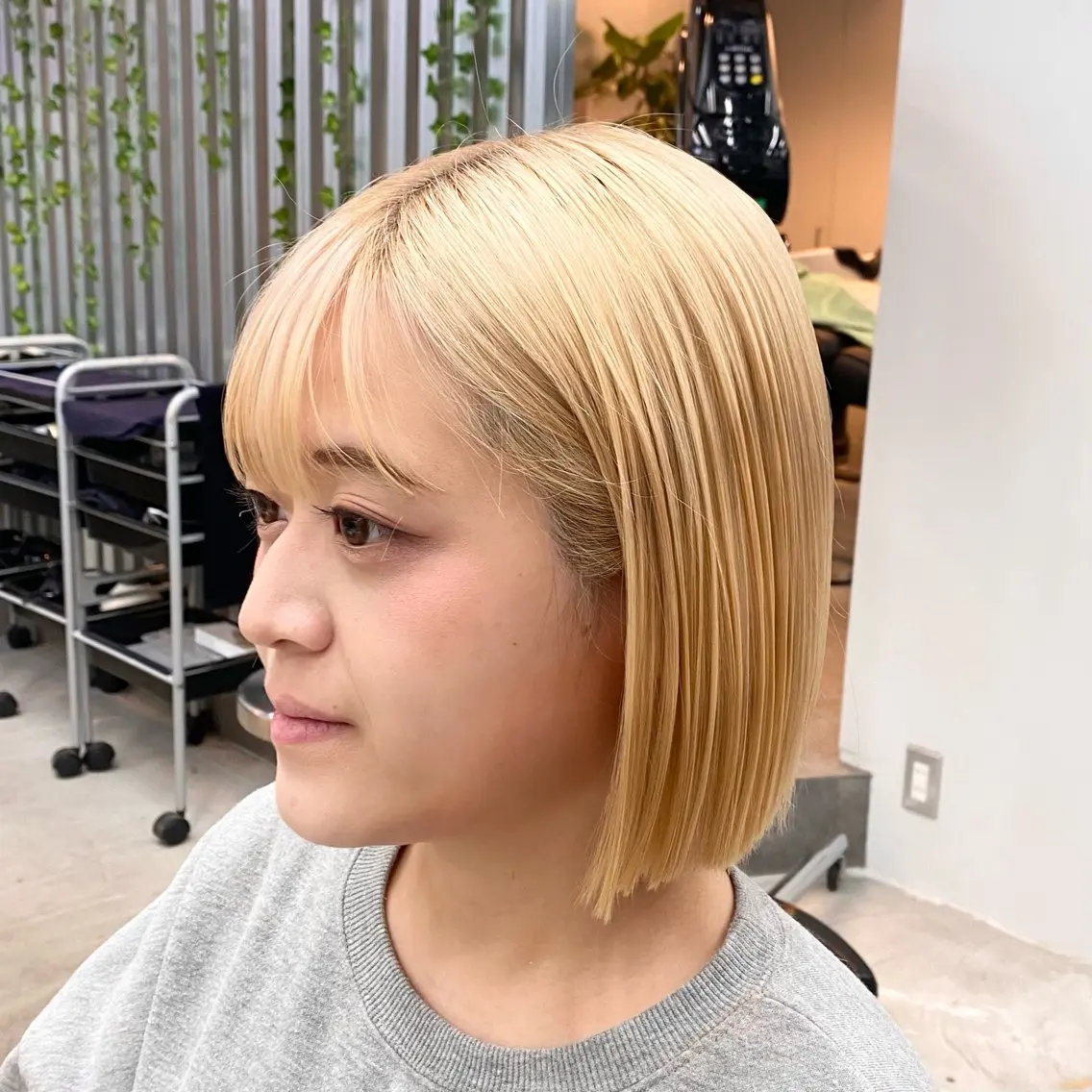 ミディアム カラー 切りっぱなしボブ ブリーチ ブロンド ハイトーンカラー ホワイトブロンド カット ヘアカラー トリートメント 艶髪と透明感を ‼️/若林のヘアスタイル