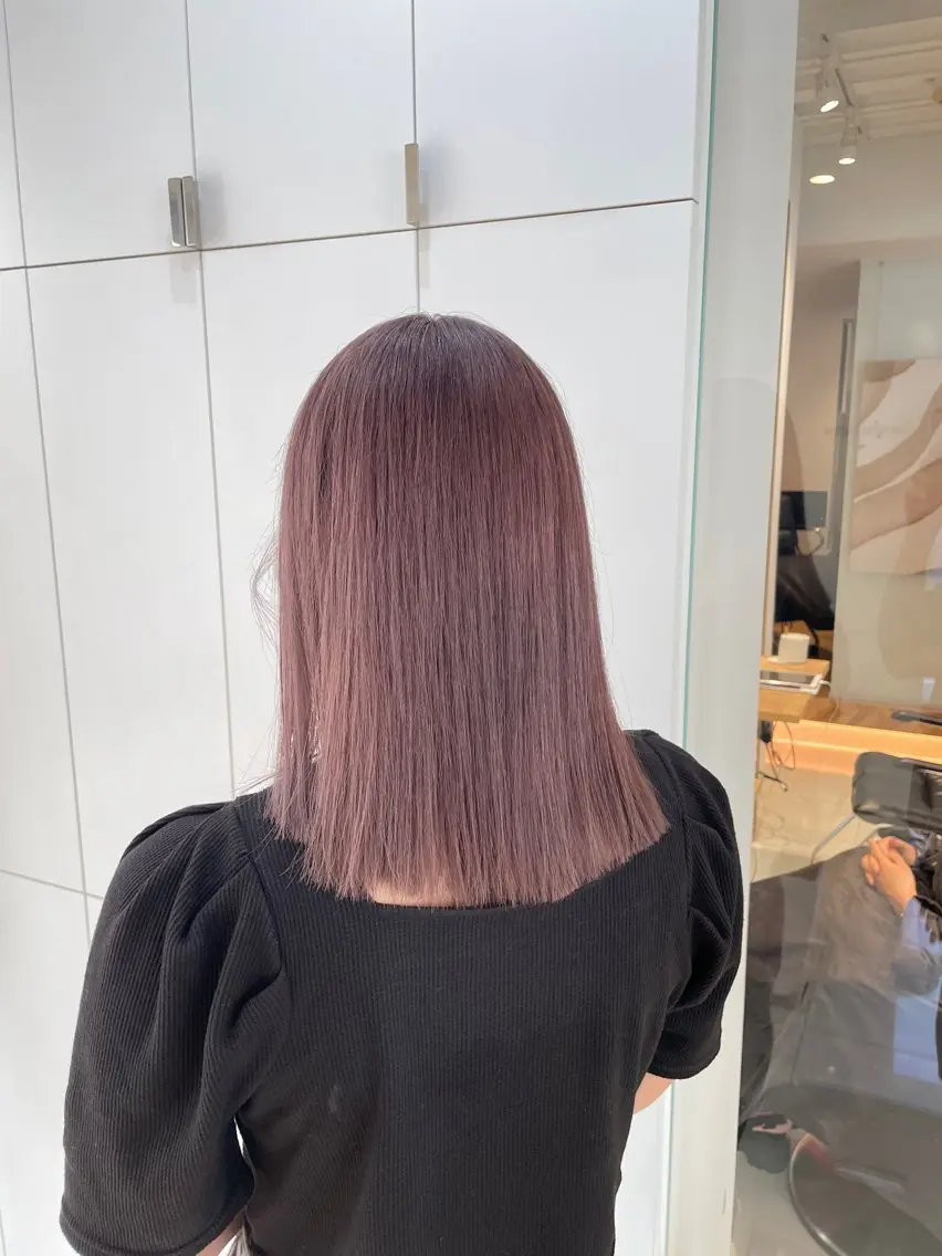 セミロング カラー ヘアアレンジ ブリーチ グレージュ ミルクティーグレージュ 縮毛矯正 ヘアカラー トリートメント ヘッドスパ ヘアセット 艶カラー✨縮毛矯正✨ 翁長孝輔のヘアスタイル