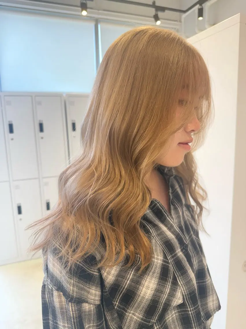 ミディアム カット ヘアカラー ハイトーン/うる艶 カラー Mioのヘアスタイル