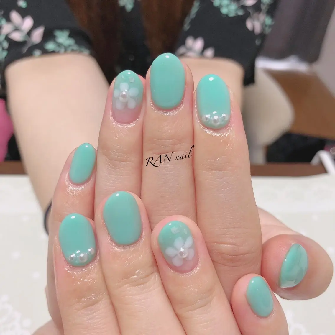 ネイル ブルー フラワーネイル フットネイル ワンカラーネイル ホワイト ハンドネイル フットネイル RAN nailのネイルデザイン