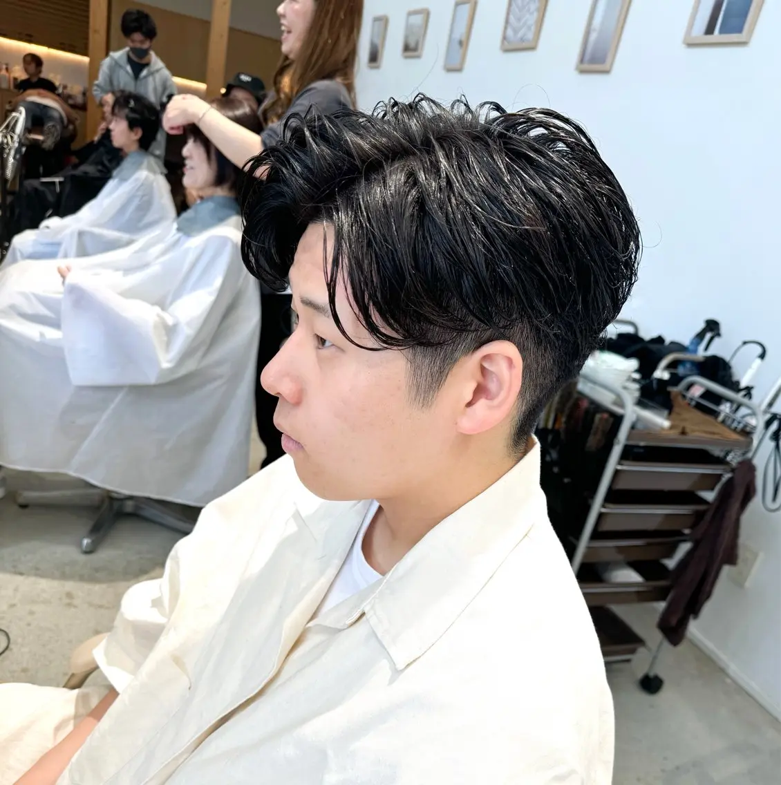 ショート パーマ メンズ センターパート カルマパーマ メンズ韓国風 メンズパーマ 韓国風ヘア 服部 雄輝のヘアスタイル