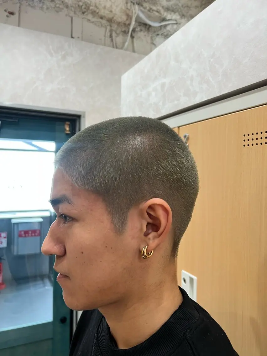ショート カラー メンズ ボウズ おしゃれボウズ メンズパーマ シルバー 近藤 叶大のヘアスタイル