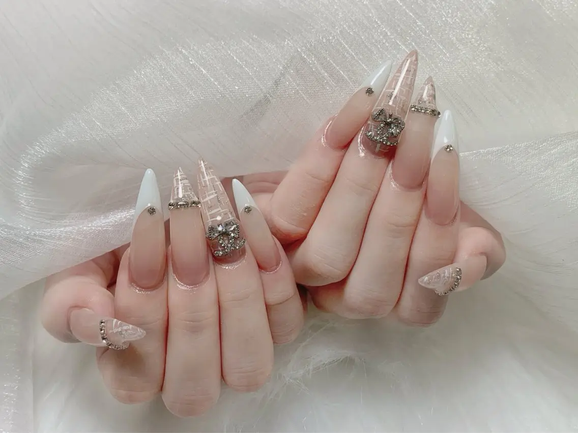 ネイル フラワーネイル フレンチネイル ガーリー キラキラネイル 韓国ネイル ハンドネイル ハンドケア Ami Meliaのネイルデザイン