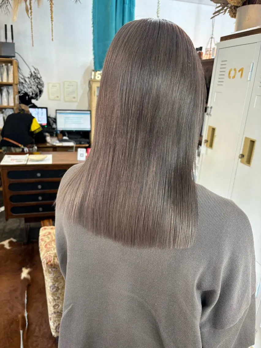 セミロング カラー グレージュ LOMARLIE JURIAのヘアスタイル