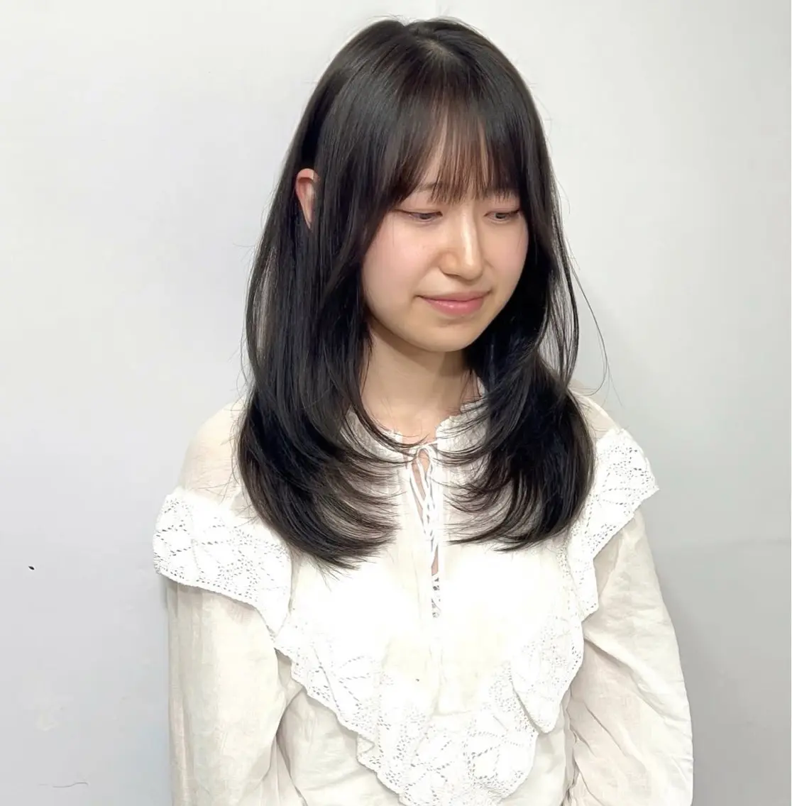 ミディアム カラー レイヤーカット 前川 朋香のヘアスタイル