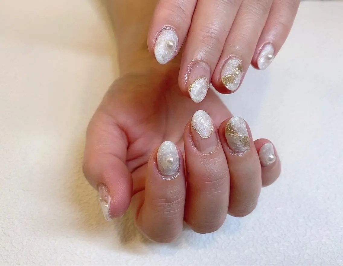 ネイル アートネイル ジェルネイル 氷ネイル・うるうるネイル キラキラネイル オフィスネイル 🧸 Emiri🫧のマツエク・マツパデザイン