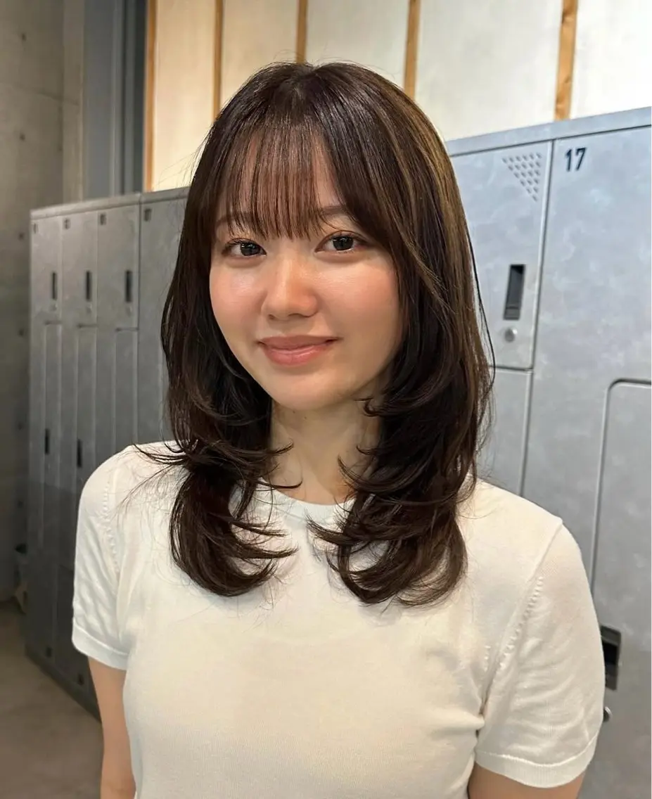ミディアム ミディアムレイヤー レイヤーカット 小泉 璃子のヘアスタイル