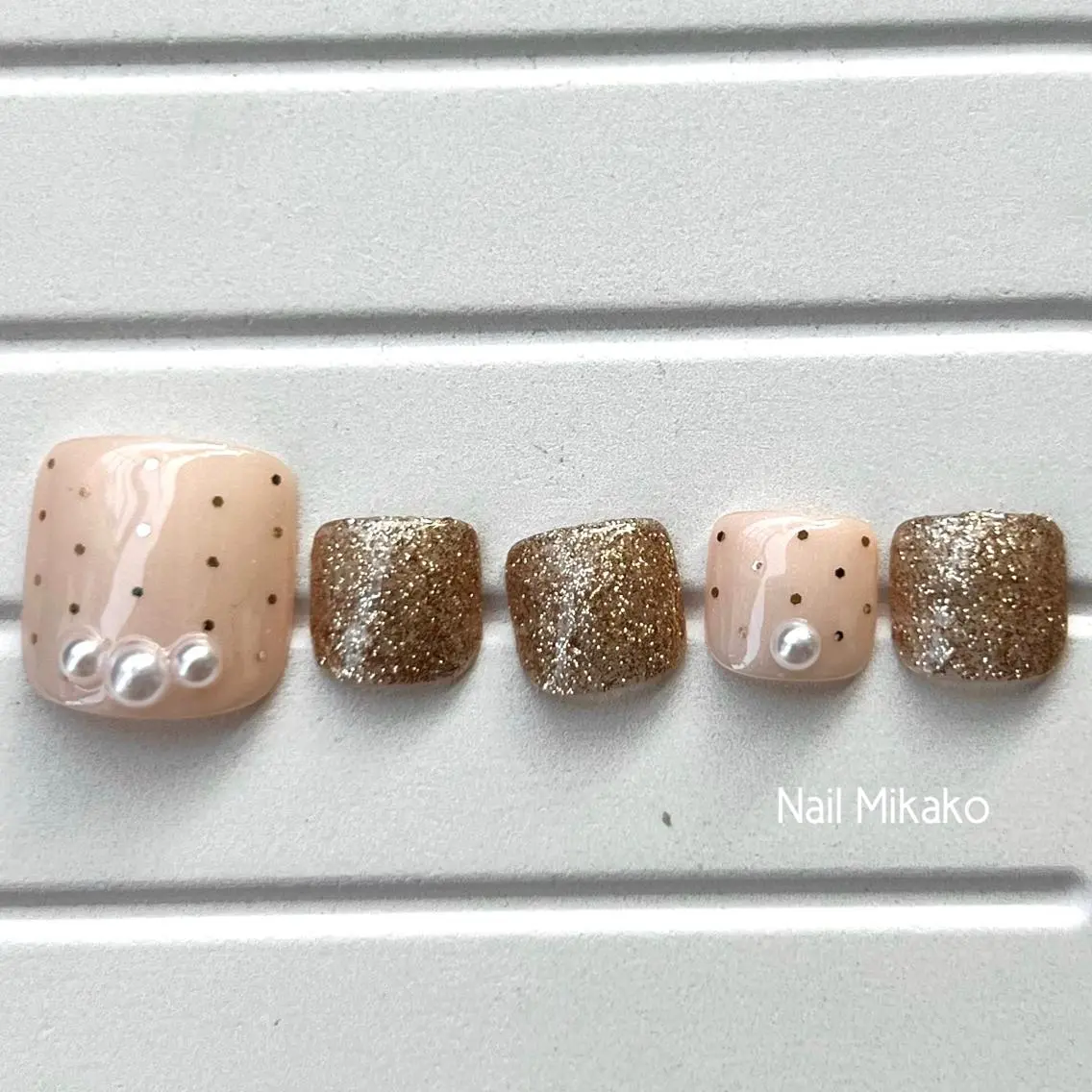 ネイル ドット フットネイル ラメ(グリッター) Nail Mikakoのネイルデザイン