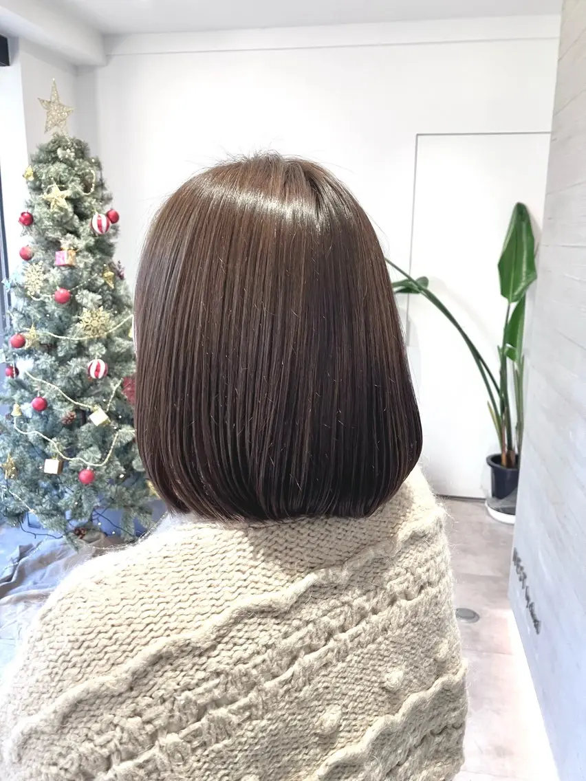 ショート カラー グレージュ ボブ サキ🤍ハイトーン 🩰くびれ巻きヘアのヘアスタイル