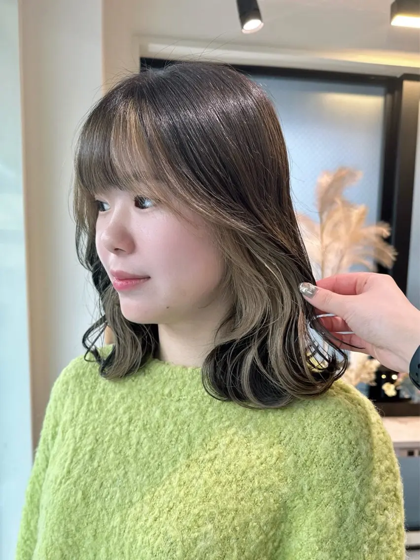 ミディアム カラー ミストバング  フェイスフレーミング ブリーチ/ハイトーン 艶カラー/ユリナのヘアスタイル
