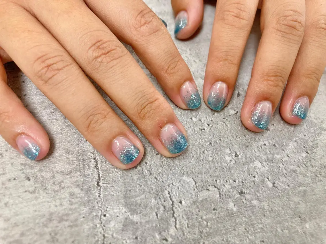 ネイル ラメ(グリッター) ラメグラデーション 水色 mogunail &blowのネイルデザイン