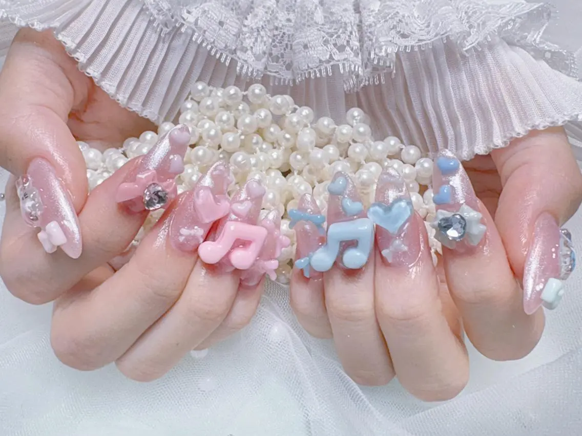 ネイル アートネイル オーロラネイル 長さ出し ガーリー キラキラネイル ハンドネイル ❄️西川 真由美❄️のネイルデザイン
