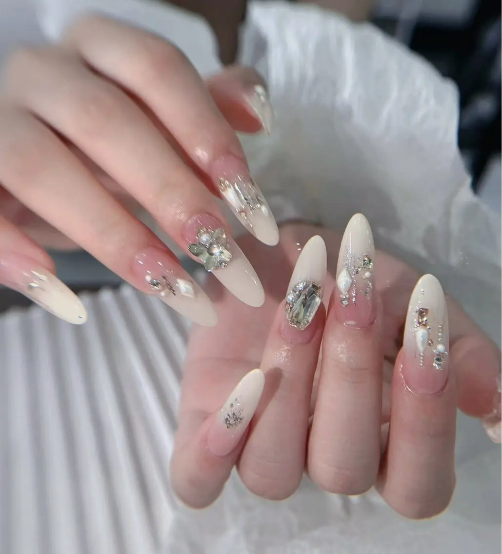 ネイル アートネイル ボルドー フレンチネイル ジェルネイル 氷ネイル・うるうるネイル ハンドネイル Julie NailSalonのネイルデザイン