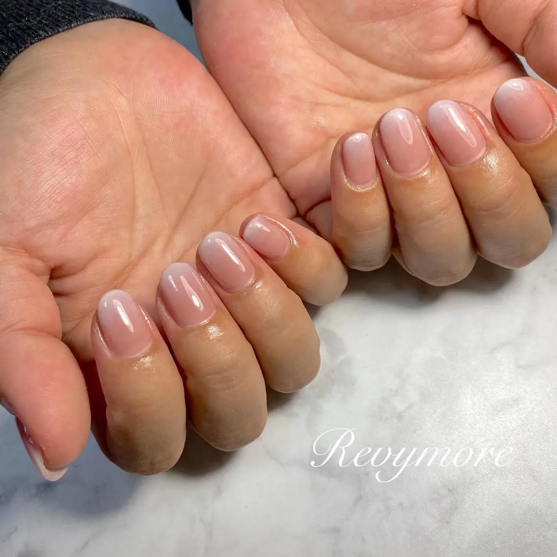 ミディアム ネイル 韓国風ヘア ジェルネイル グラデーション キラキラネイル 韓国ネイル nail salon Revymoreのネイルデザイン