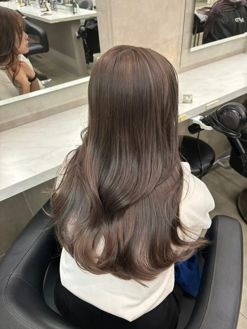 セミロング カラー 抜け感レイヤー︴ ニュアンスカラーのヘアスタイル