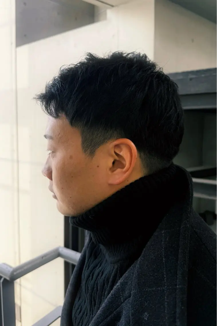 ショート メンズ センターパート ダウンパーマ フェザーパーマ メンズハイライト メンズ韓国風 藤崎百道メンズカット Zina/森井唯央のヘアスタイル