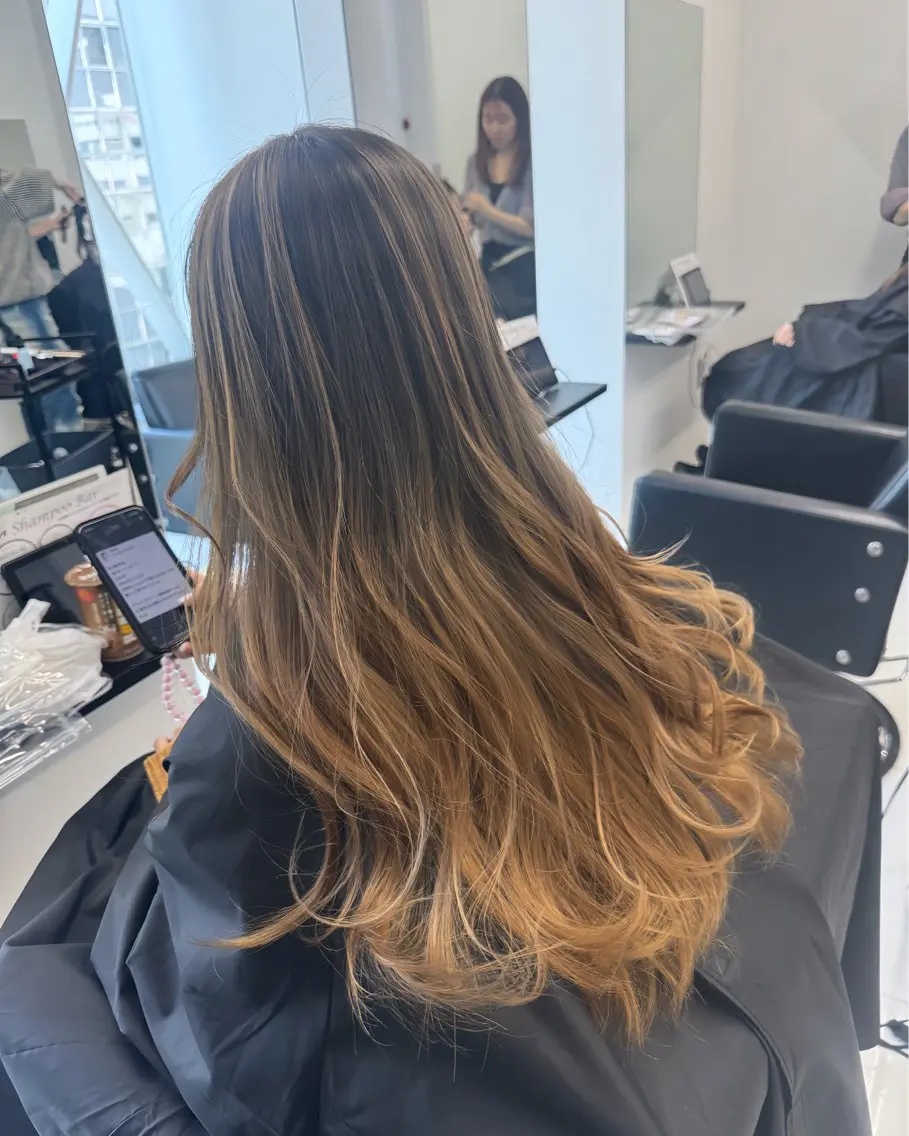 ロング カラー バレイヤージュ ブリーチ デザインカラー レイヤーカット カット ヘアカラー トリートメント ブリーチカラー 安田海音のヘアスタイル