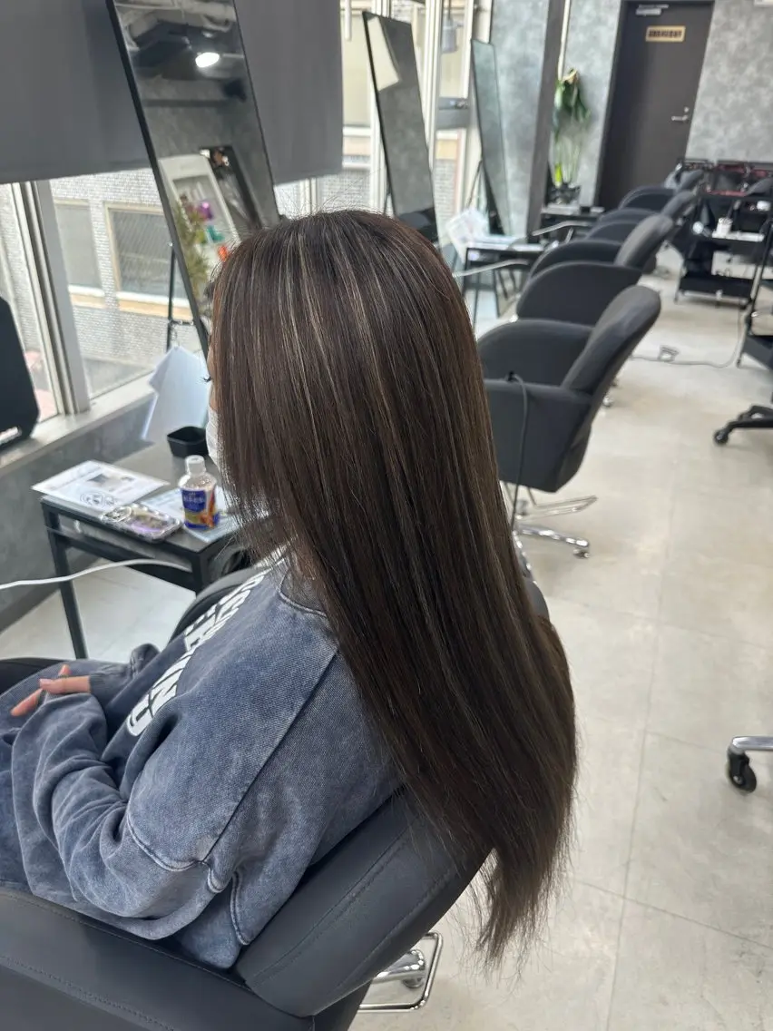 ロング ハイライト ヘアカラー 森本 倭のヘアスタイル