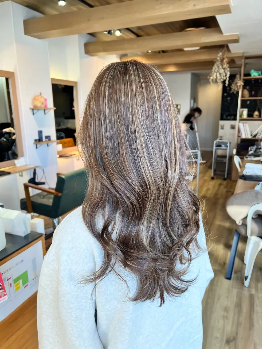ロング カラー アッシュ ベージュカラー ハイライトカラー ハイライト ヘアカラー トリートメント ツキダテ ユイのヘアスタイル