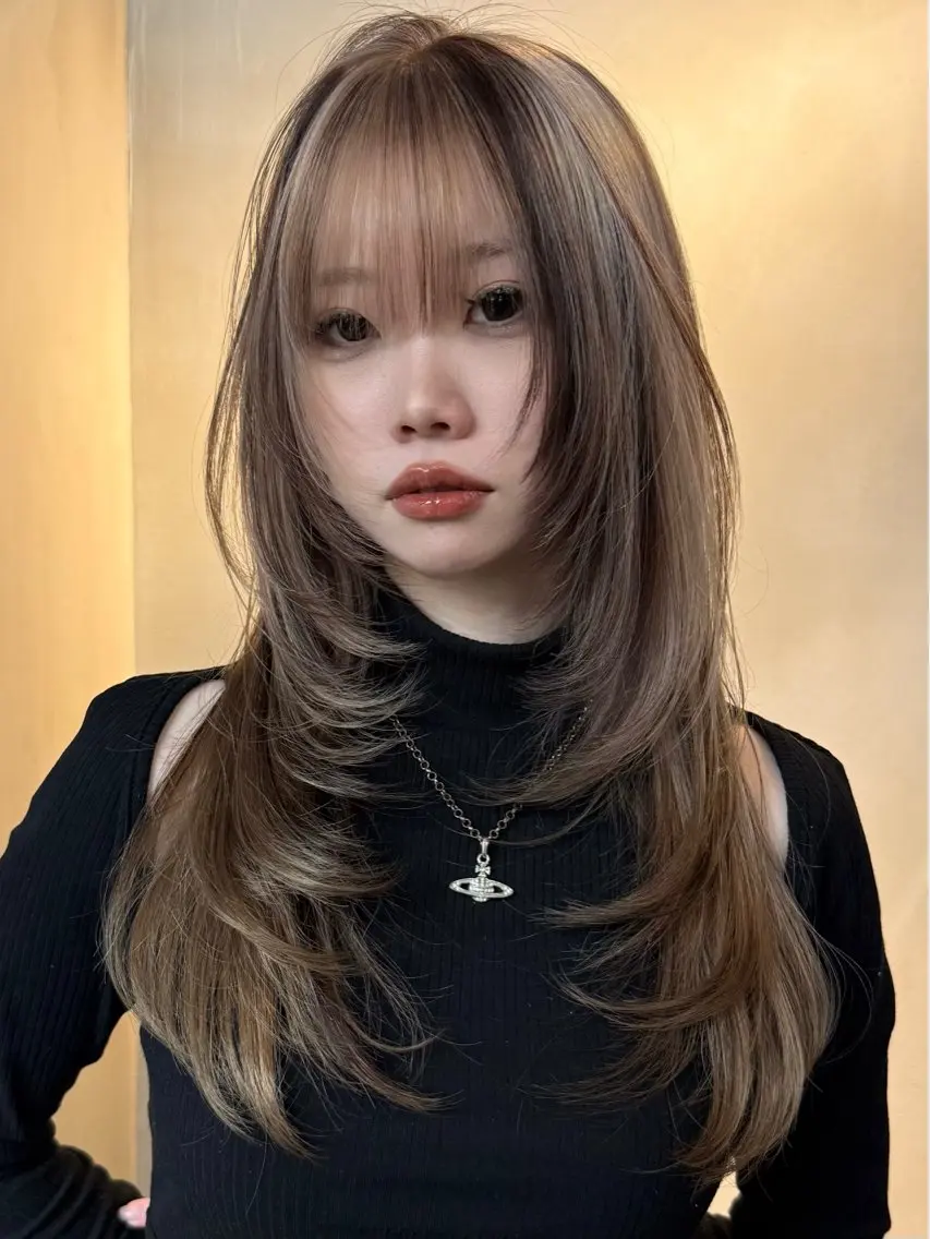 ロング カラー イツク ⚡️ ルーツ/ハイトーンのヘアスタイル