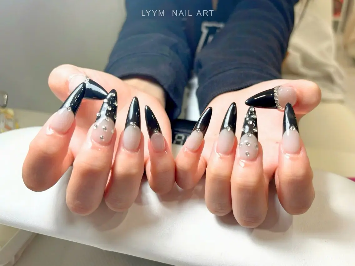 ネイル 長さ出し フレンチネイル ジェルネイル 韓国ネイル ストーンネイル LYYM Salonのネイルデザイン