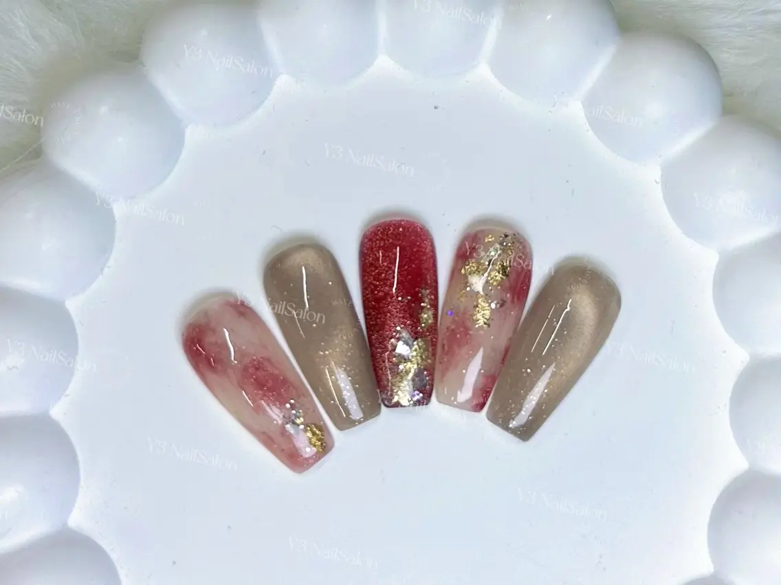 ネイル アートネイル ブラウン ゴールド キラキラネイル マグネットネイル ハンドネイル Y3 NailSalonのネイルデザイン