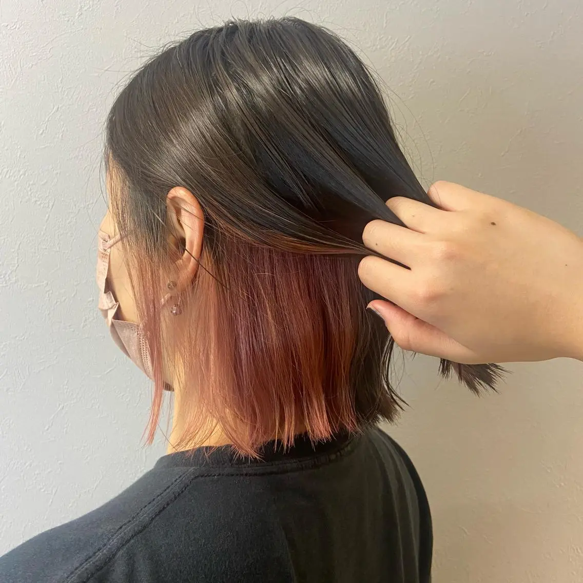 ショート カラー ベージュカラー インナーカラー ピンクカラー ピンクベージュ natsumi / N°ariaのヘアスタイル