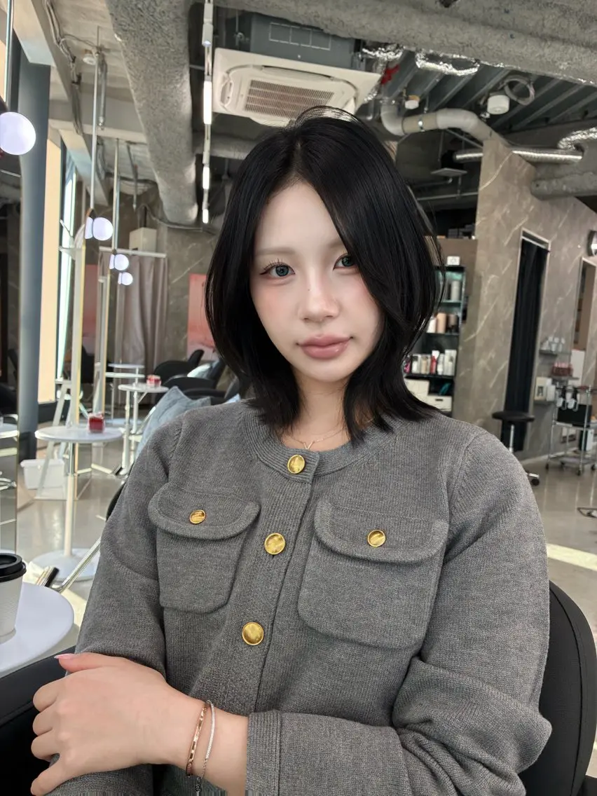 セミロング カラー 黒髪 ブルーカラー ブルーブラック 透明感カラー ヘアカラー 艶カラー×レイヤー/ トレンド/YURIのヘアスタイル
