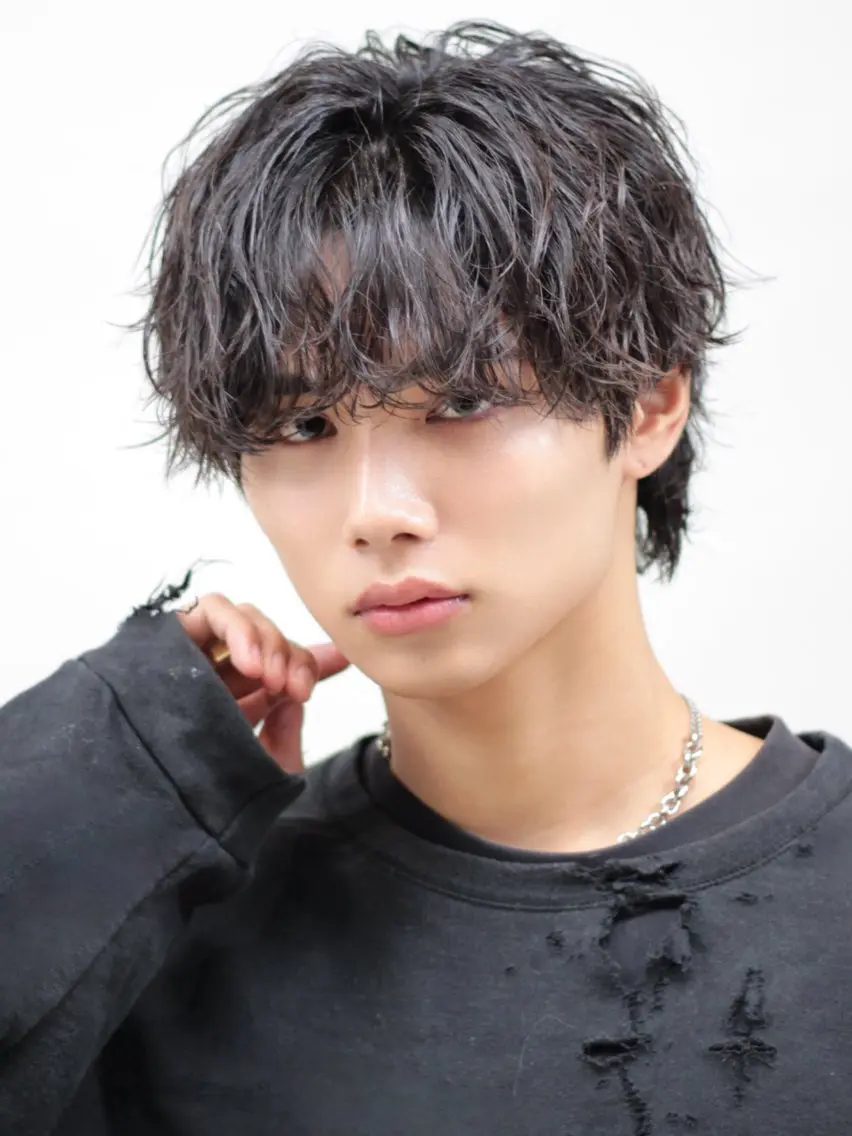 ミディアム パーマ ヘアアレンジ メンズ ミディアムパーマ メンズパーマ メンズツイストパーマ 波巻きパーマ ツイストパーマ 🔥ニュアンス フェザー小林海斗🔥のヘアスタイル