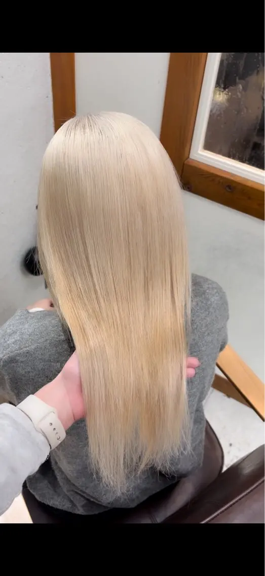 カラー ブロンド 北川 茉奈のヘアスタイル