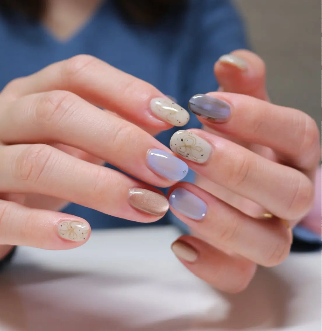ネイル ブルー チークネイル ニュアンスネイル リボン ハンドネイル Baku Nailsのネイルデザイン