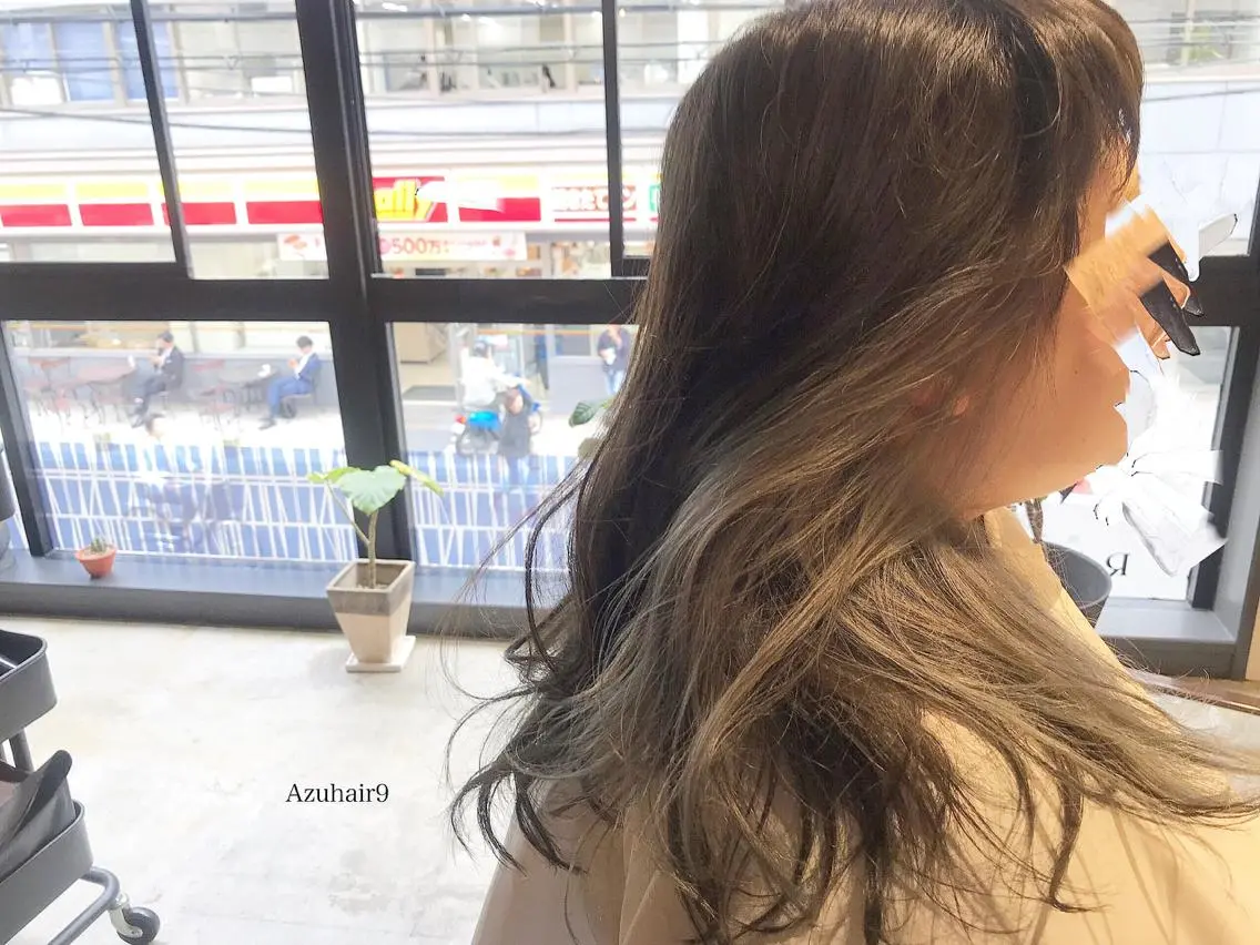 セミロング カラー アッシュ ベージュカラー インナーカラー RHAIRSALON 西山梓のヘアスタイル