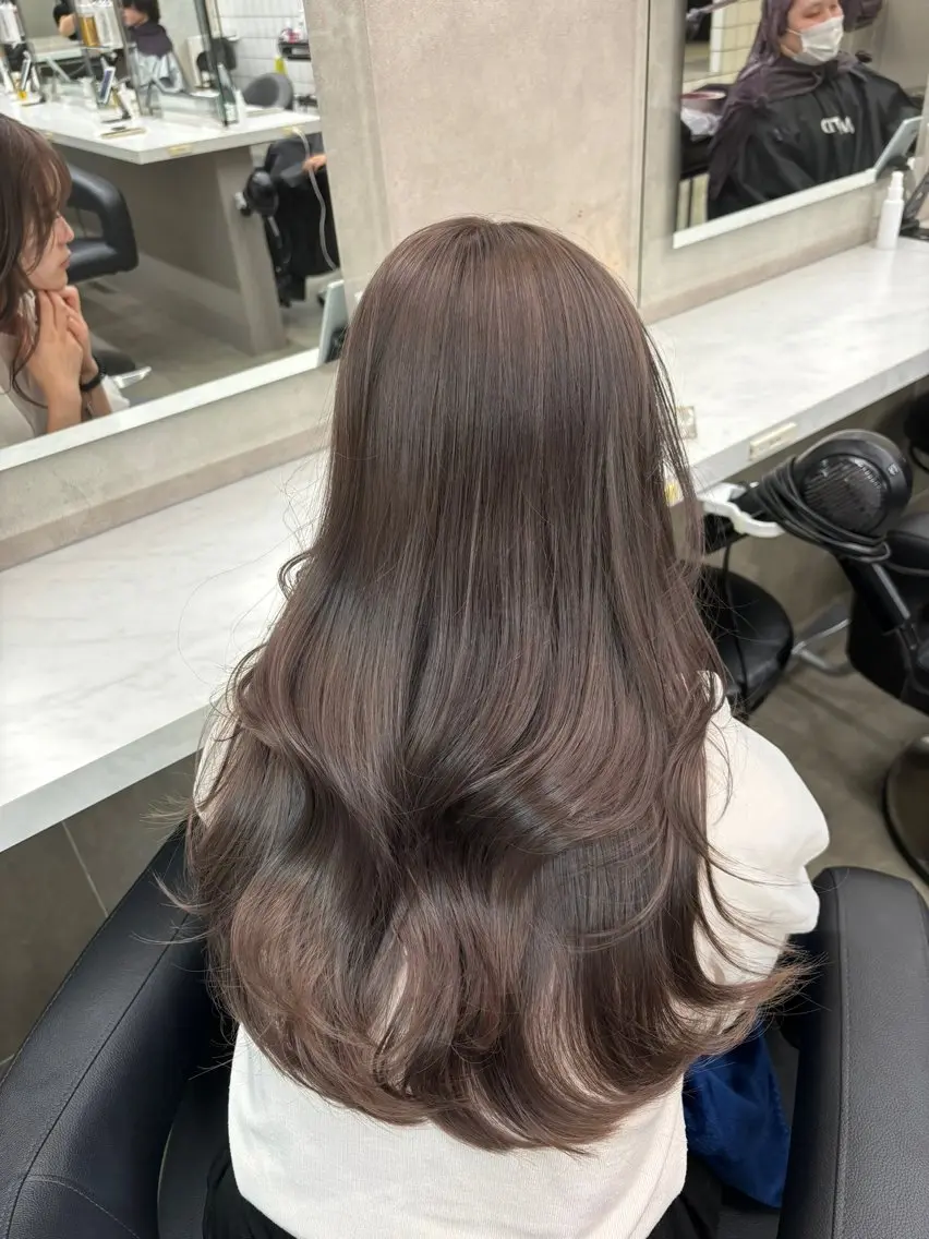 セミロング カラー 抜け感レイヤー︴ ニュアンスカラーのヘアスタイル