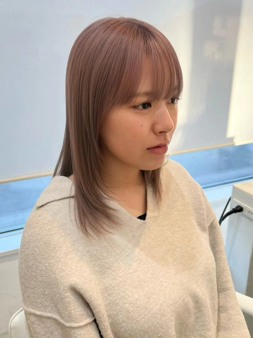 ミディアム レイヤーカット カット ヘアカラー トリートメント un ジュリアのヘアスタイル