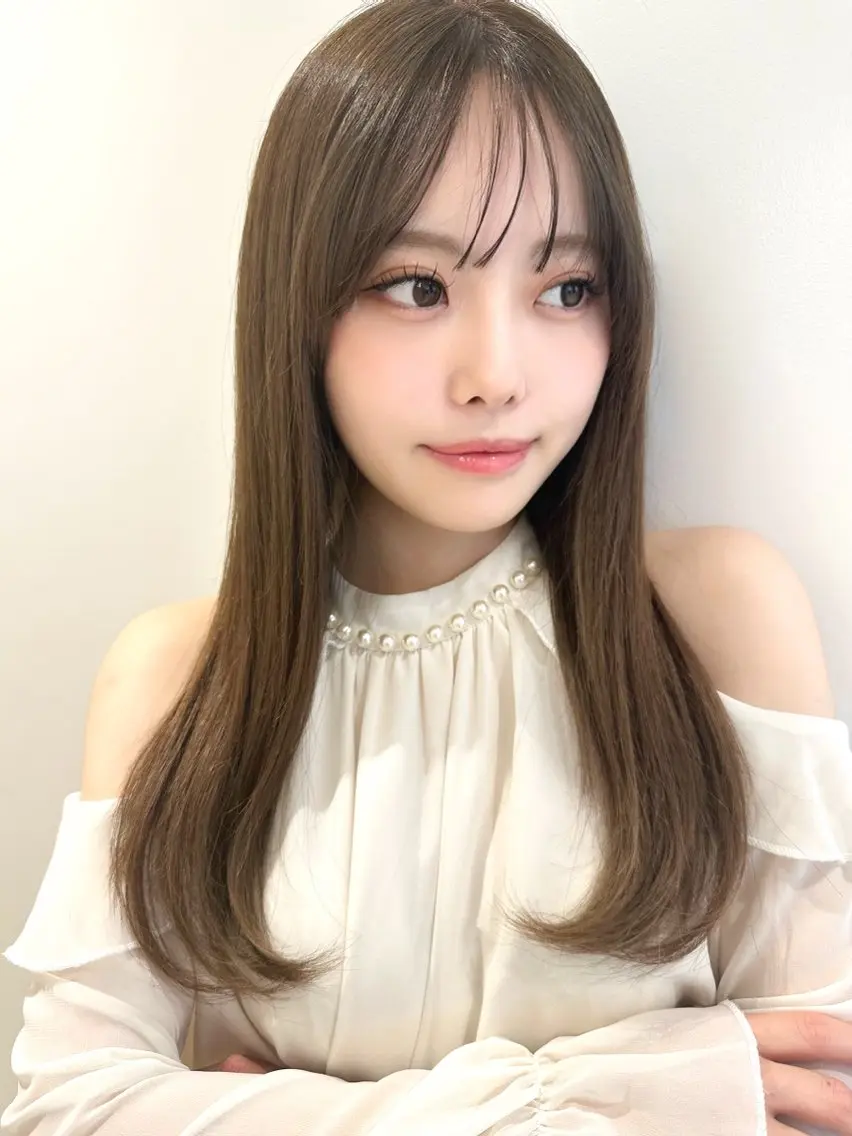 ロング カラー パーマ ベージュカラー 顔周りカット ロング おくれ毛 サイドバング Director山村 実和子のヘアスタイル