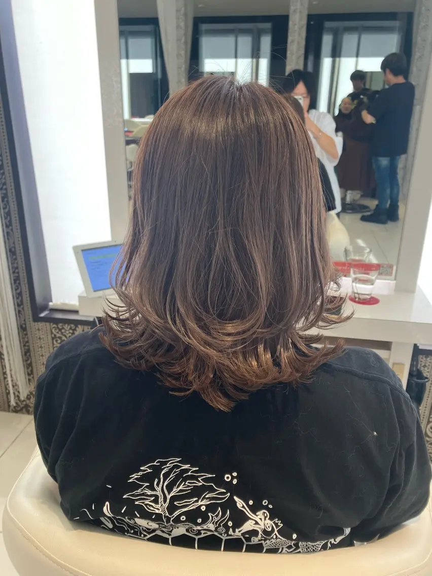 ミディアム カラー ミディアムレイヤー アッシュ グレージュ レイヤーカット SEA BELLE YASUのヘアスタイル