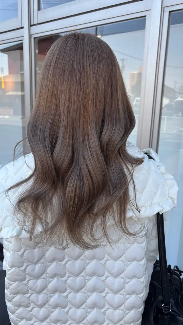 ロング カラー ベージュカラー 透明感カラー ハイトーンカラー ミルクティーベージュ ヘアカラー 岩﨑 楓加のヘアスタイル