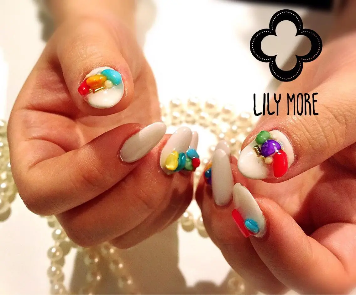 ネイル ストーンネイル Lily closetのネイルデザイン
