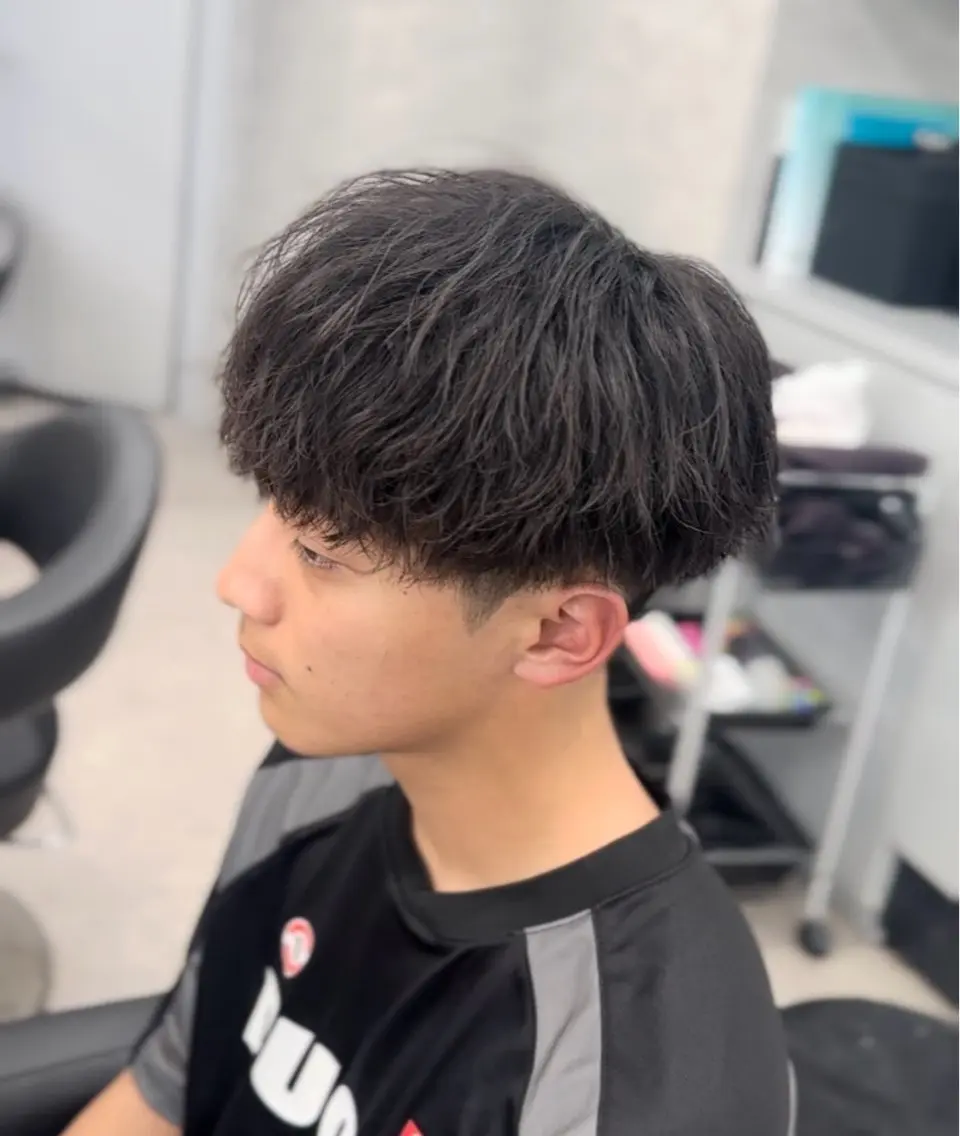 カラー パーマ メンズ センターパート フェザーパーマ メンズハイライト メンズメッシュ マッシュ 福井祥太／海外風 /プードルパーマのヘアスタイル