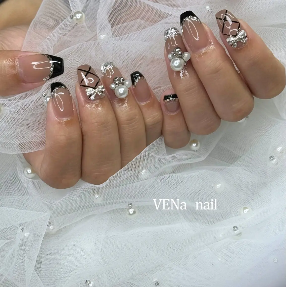 ネイル フレンチネイル 赤色 リボン 冬ネイル VENa eye＆ nail salonのネイルデザイン