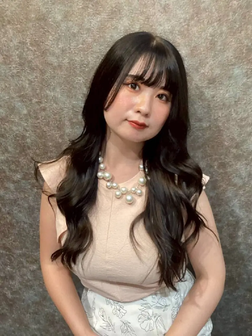 ロング グラスヘアー石垣 渕 七海のヘアスタイル