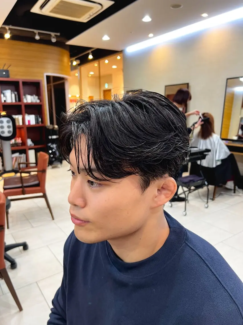 ショート パーマ メンズ センターパート メンズパーマ メンズカット曲がる 縮毛矯正佐々木タクマのヘアスタイル