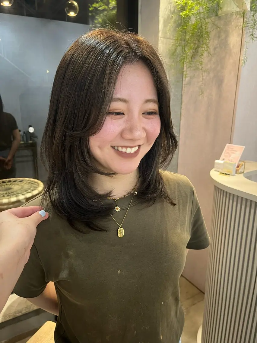 ミディアム カット ヘアカラー 艶感透明感カラー🤍 hinaの眉毛・アイブロウイメージ